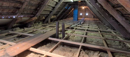 Zaizolováno a připraveno na záklop prkny