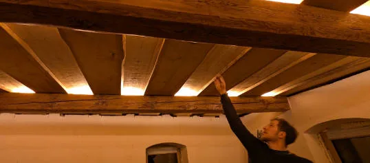 Dokončený překládaný strop s nepřímým osvětlením